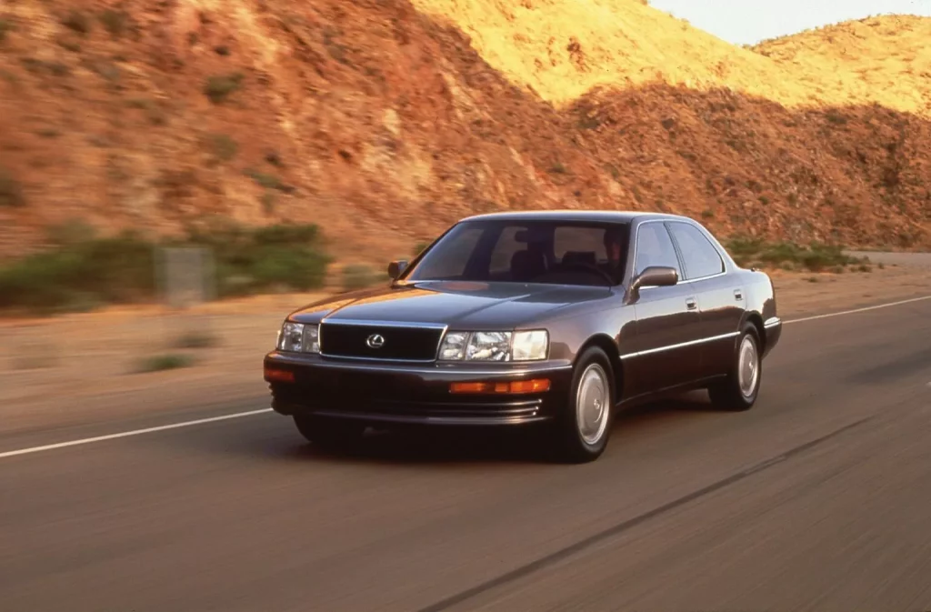 2024 Lexus LS 400. Historia. Imagen movimiento.