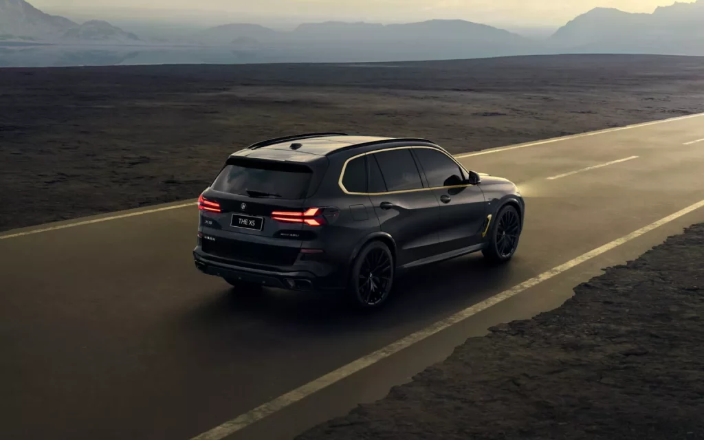 2024 BMW X5 Dark Flame. Imagen trasera.