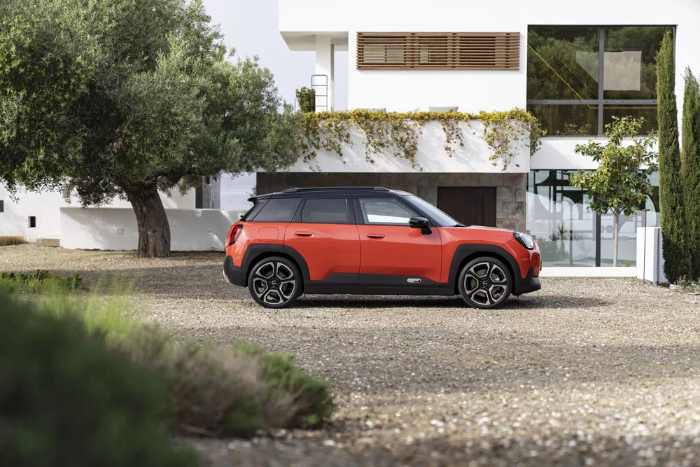 2024 Mini aceman al volante 11 Motor16