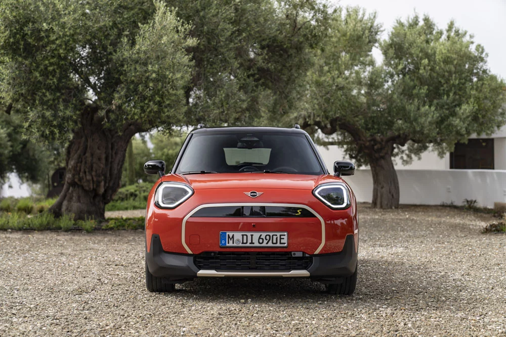 2024 MINI Aceman. Al Volante. Imagen frontal.