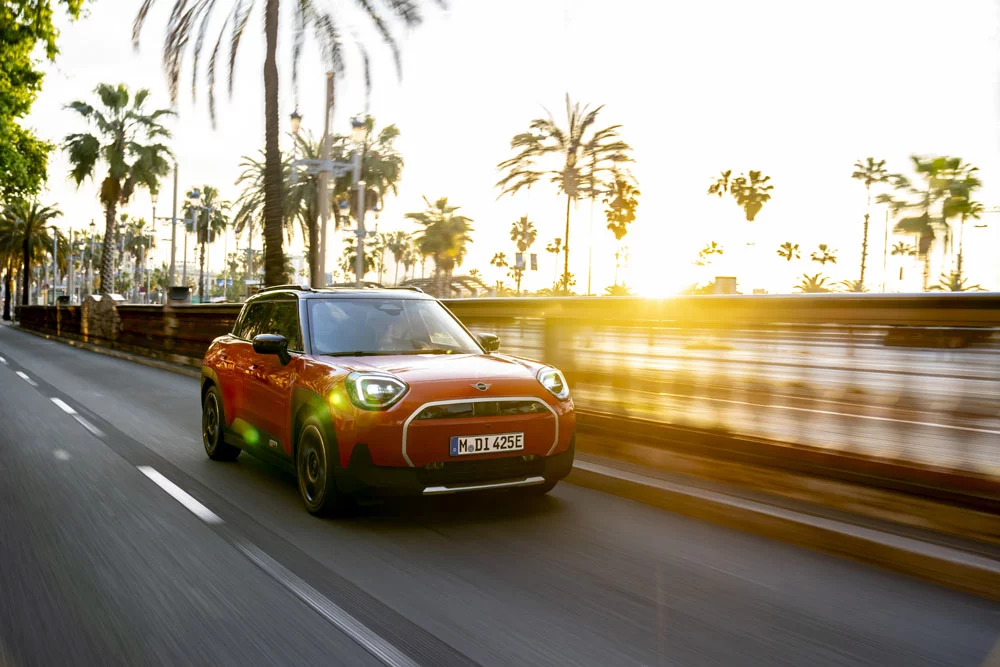 2024 Mini aceman al volante 29 Motor16