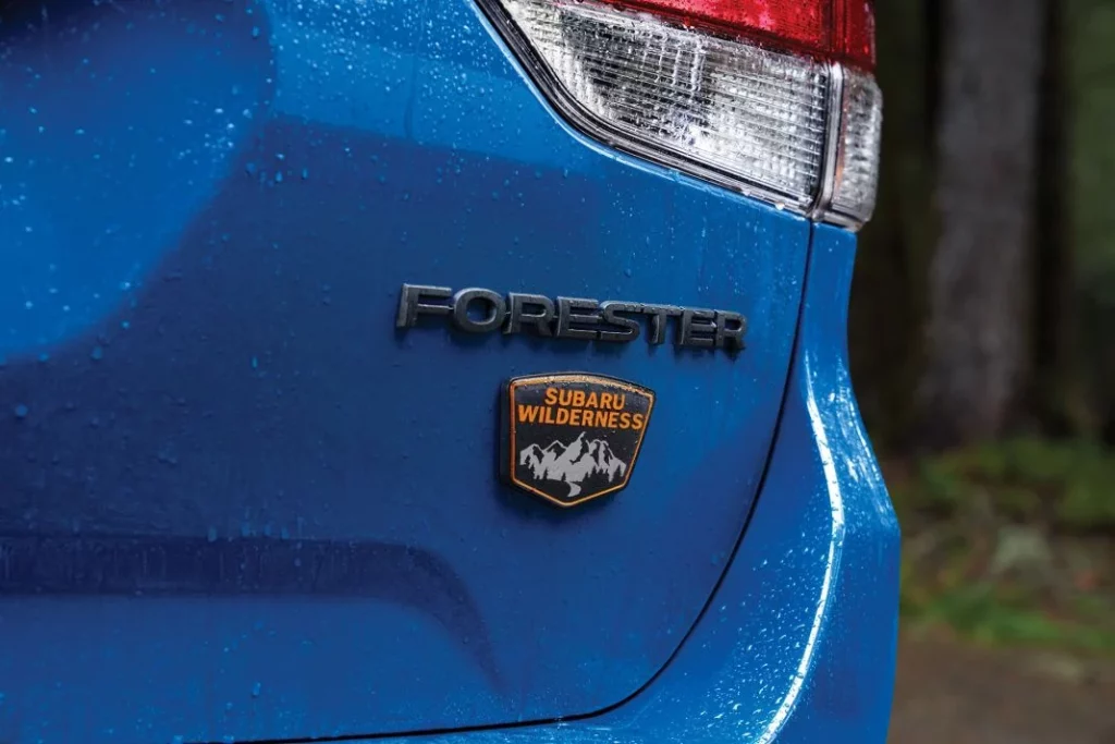 2024 Subaru Forester desierto. Imagen del emblema.