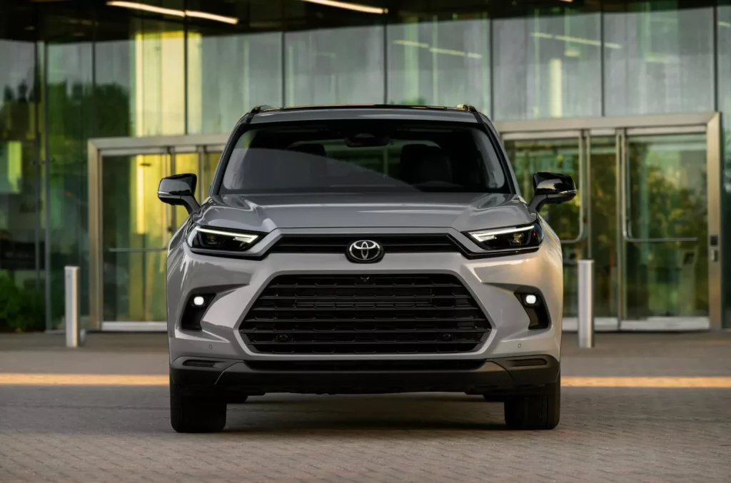 2024 Toyota Grand Highlander. Imagen frontal.