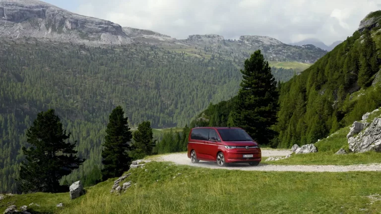 Los Volkswagen Multivan y California e-Hybrid ahora tienen tracción total y llegan más lejos