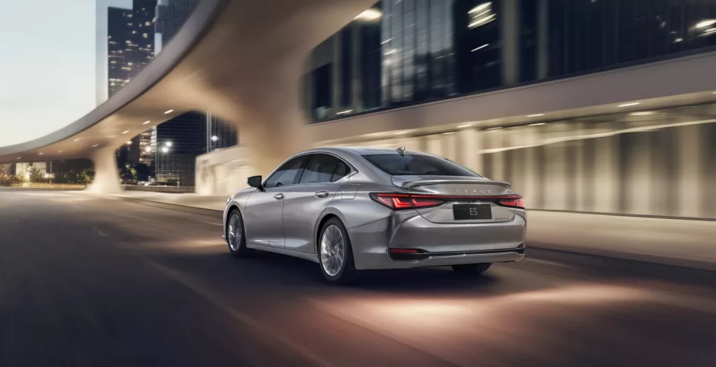 2024 Lexus ES. China. Imagen trasera.