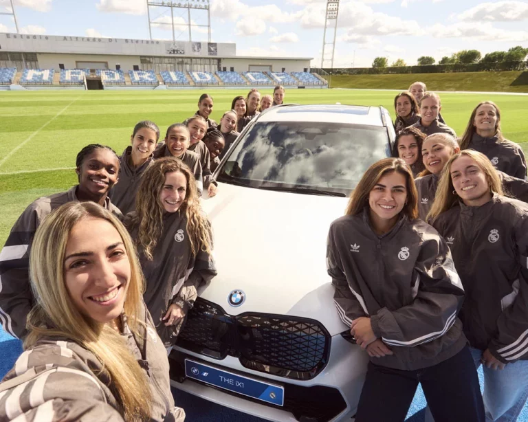 Todos los coches eléctricos de BMW que ya conducen las chicas del Real Madrid