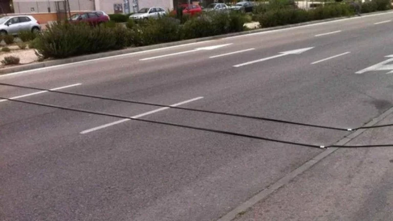 Cables cruzados en las carreteras: ¿Qué pasa si los pisas?