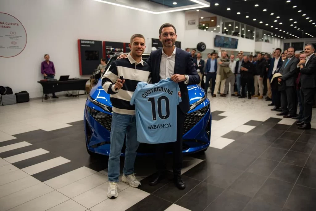 Christian Costaganna recibiendo camiseta del Celta de Vigo firmada 2 Motor16