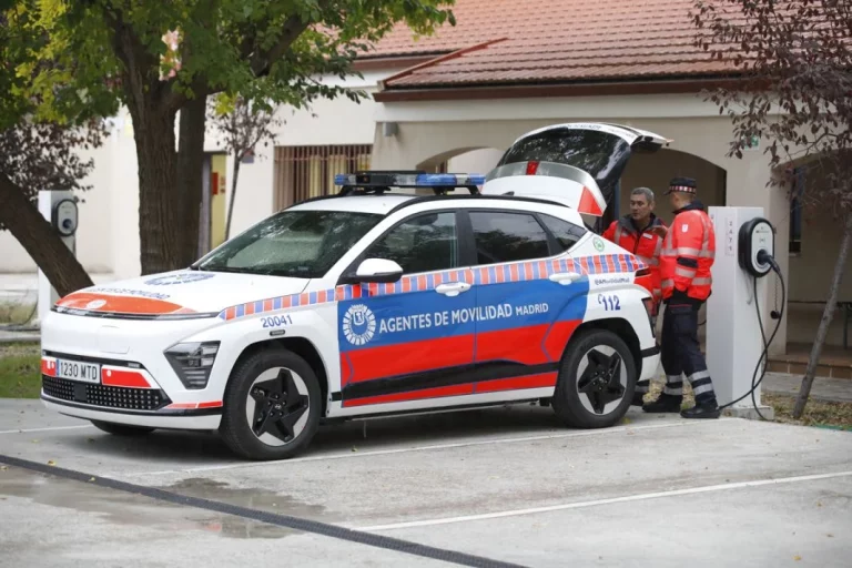 Los coches eléctricos que conducen los agentes de movilidad de Madrid