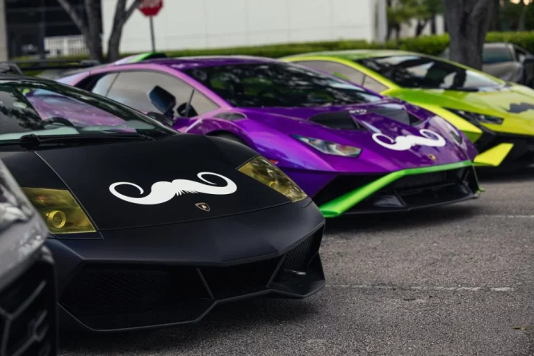 ¿Por qué Lamborghini pone este mes un bigote en el capó de sus coches?