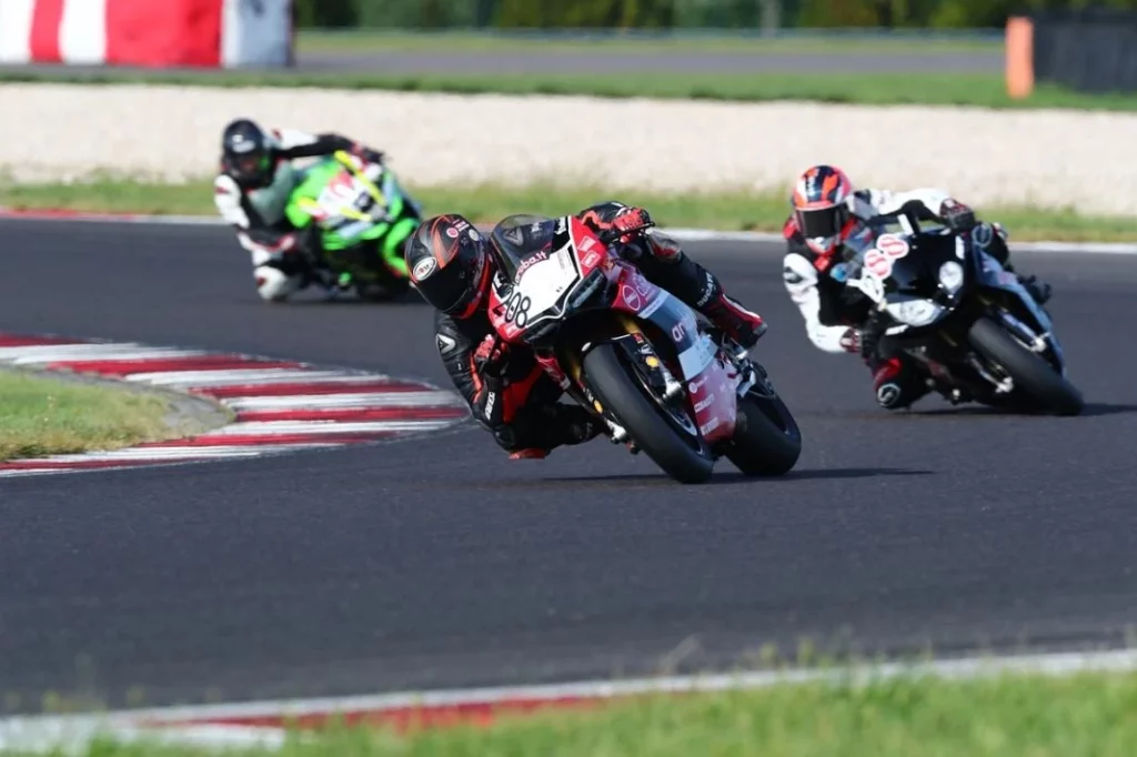 El Gran Premio Solidario Motul se ha trasladado a Barcelona por la imposibilidad de celebrarse en Cheste (Valencia).