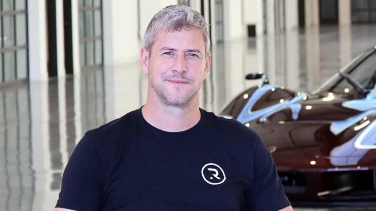 Cientos de clientes se enfadan con Ant Anstead, Jenson Button y Roger Behle por unos coches de millones de euros