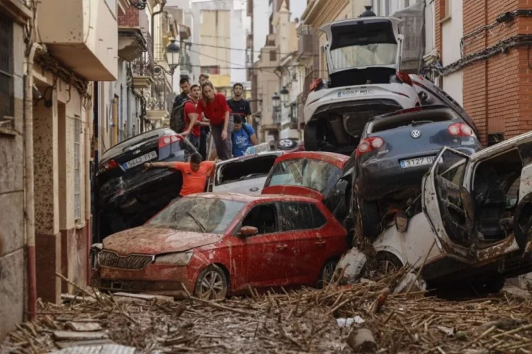 El barro de Paiporta: Así son los coches oficiales de Pedro Sánchez, que cuestan mucho más que el Rexton