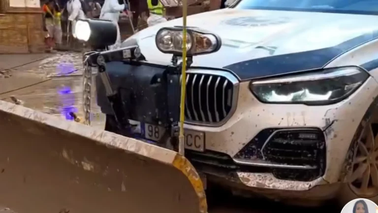 El coche de la Policía Municipal de Madrid que ha causado furor en labores de limpieza por la DANA