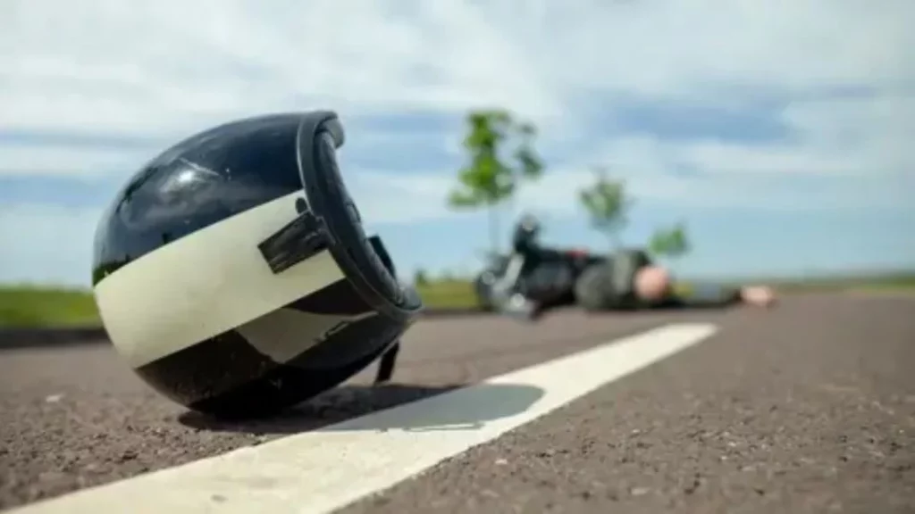 Lo que debes tener en cuenta la próxima vez que veas un casco de moto tirado en la carretera