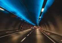 El desconocido gesto que tienes que hacer cuando entras en un túnel no es poner las luces