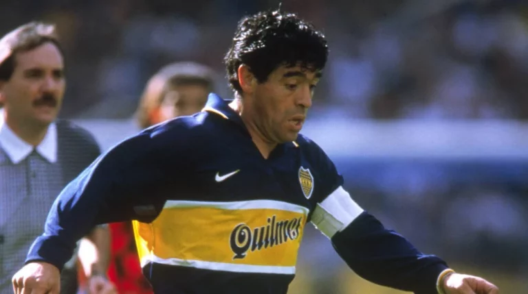 Ni un Ferrari, ni un Lamborghini. El vehículo que Maradona utilizaba cuando jugaba en el Boca Juniors y que aparece 25 años después