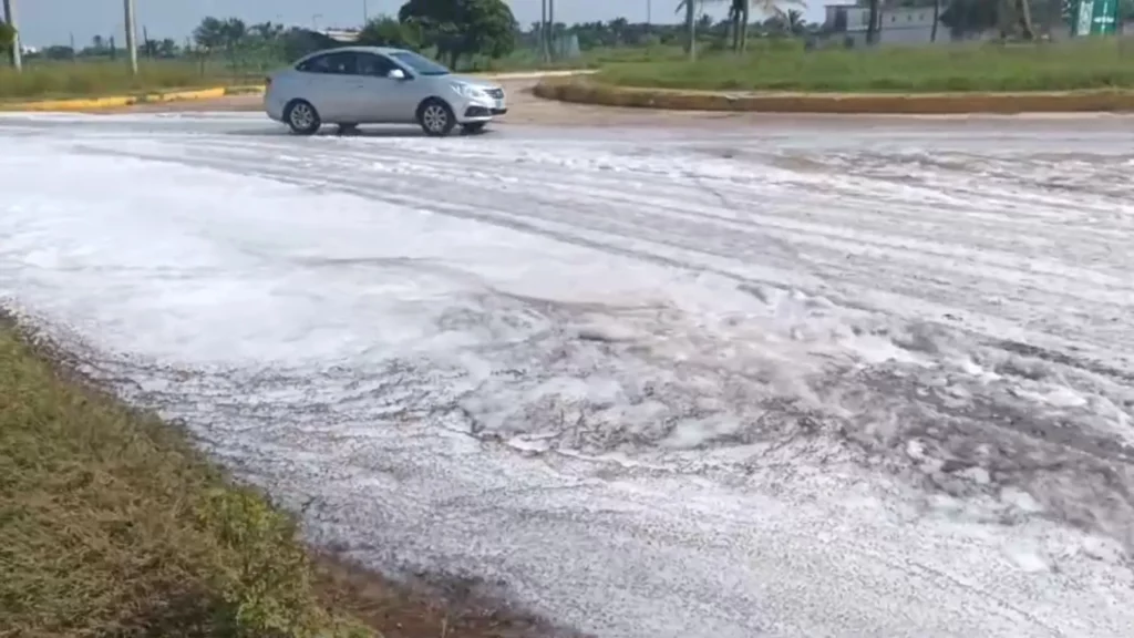 Los efectos de la espuma blanca en la carretera