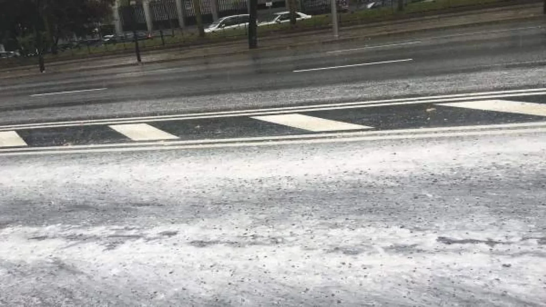 Espuma blanca en carretera: qué es y por qué puede dañar el coche