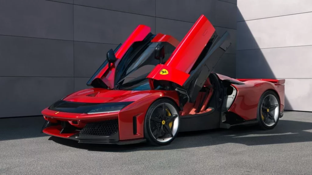 El Ferrari SF 90 XX que luce Carlos Sainz en su garage