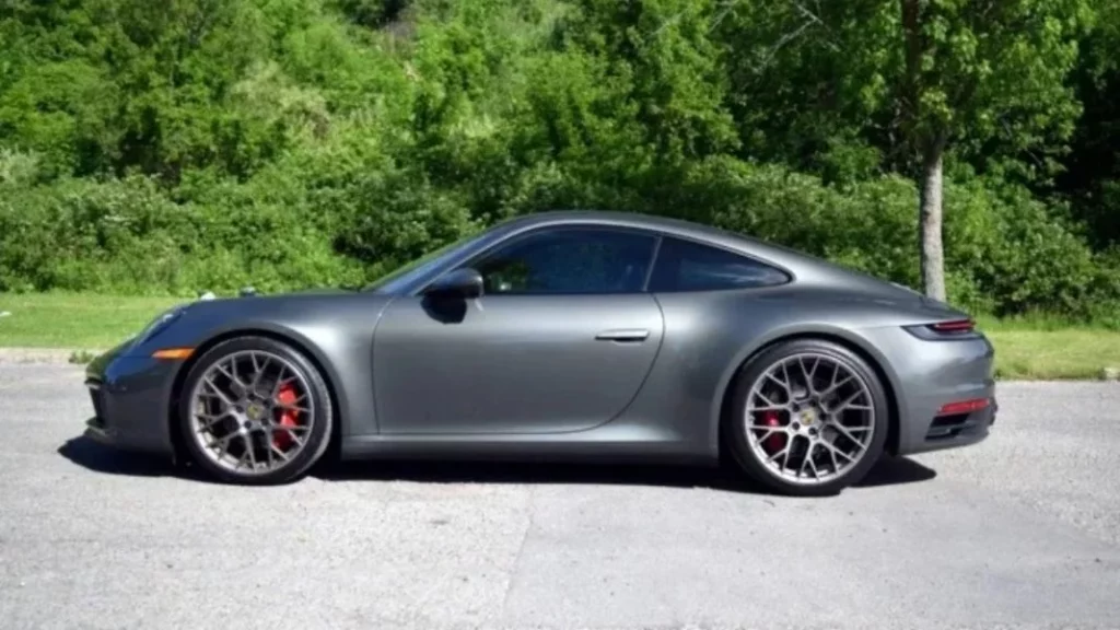 Los detalles del Porsche 911 Carrera 4S que lució Brad Pitt en el casamiento de Di Caprio