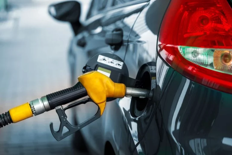 ¿Puedo mezclar gasolina low cost con la de Repsol, Cepsa o BP? La duda está resuelta