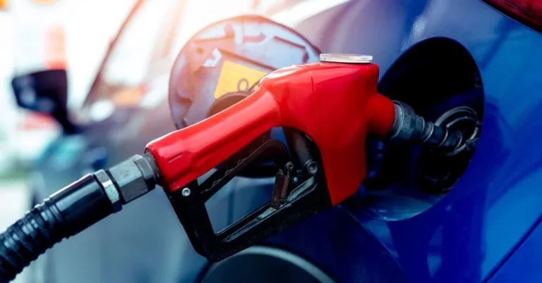 Ahorra hasta 500 euros al año en gasolina gracias a la DGT y a estos 5 consejos