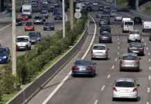 Voy a 120 km/h por el carril izquierdo de la autovía y un coche me quiere adelantar: La DGT te dice lo que tienes que hacer