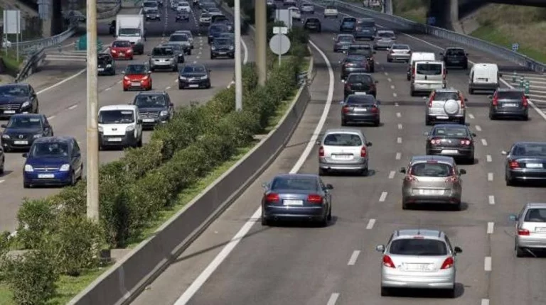 Voy a 120 km/h por el carril izquierdo de la autovía y un coche me quiere adelantar: La DGT te dice lo que tienes que hacer