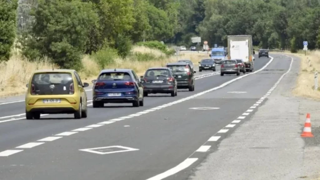 El significado del letrero ruidoso en las carreteras.