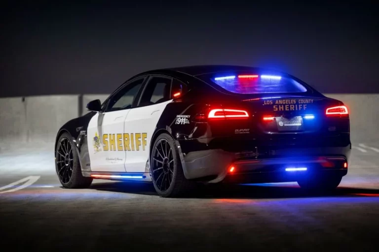 La policía de Los Ángeles convierte a este Tesla de 130 mil euros en el patrullero definitivo