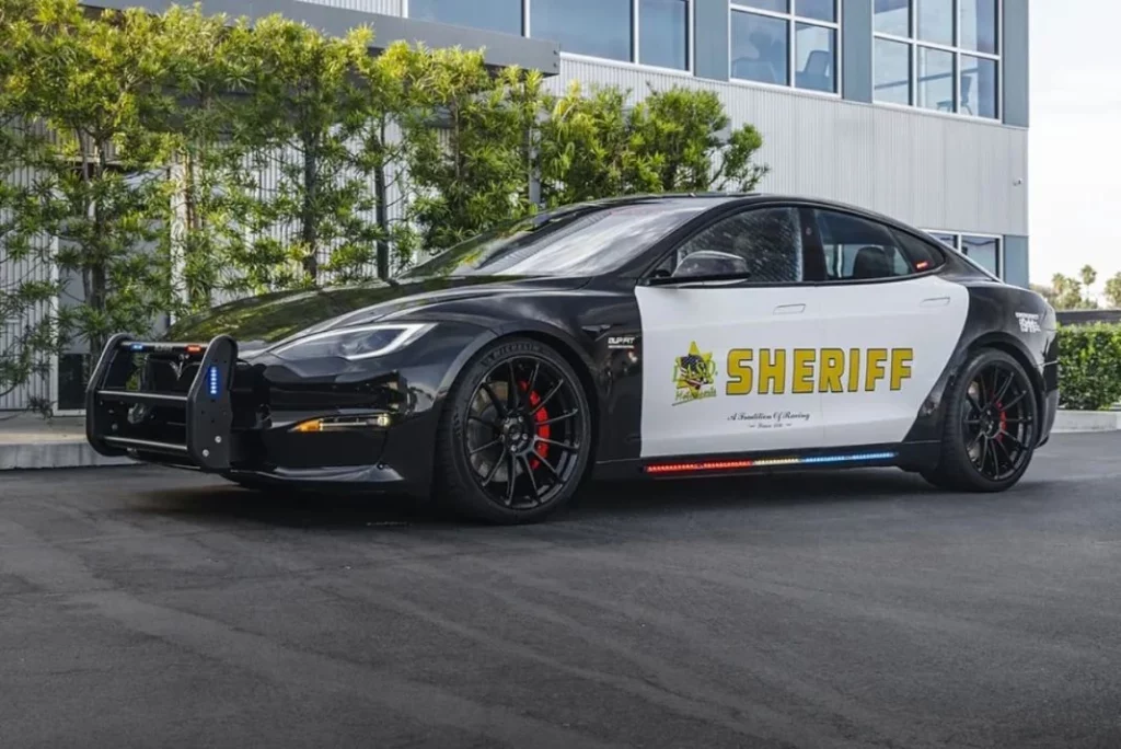 Los detalles del Tesla que fue convertido en patrullero por la polícia de Los Angeles