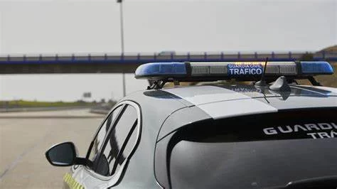 ¿Puedo adelantar a un coche de la Guardia Civil o de la Policía en una carretera?