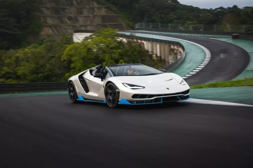 2017 Lamborghini Centenario Roadster RM Sotheby's. Imagen movimiento.