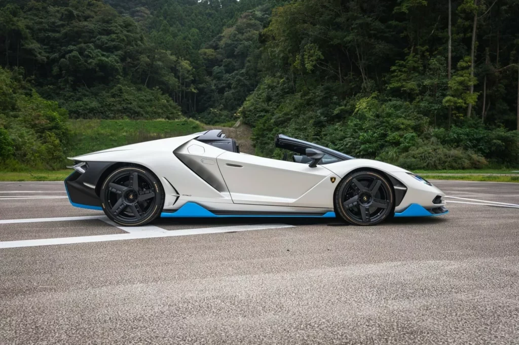 2017 Lamborghini Centenario Roadster RM Sotheby's. Imagen lateral.