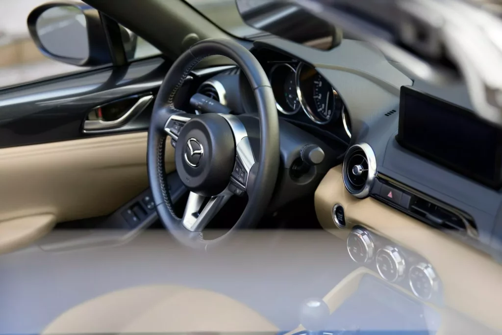 2024 Mazda MX-5 Miata. USA. Imagen interior.