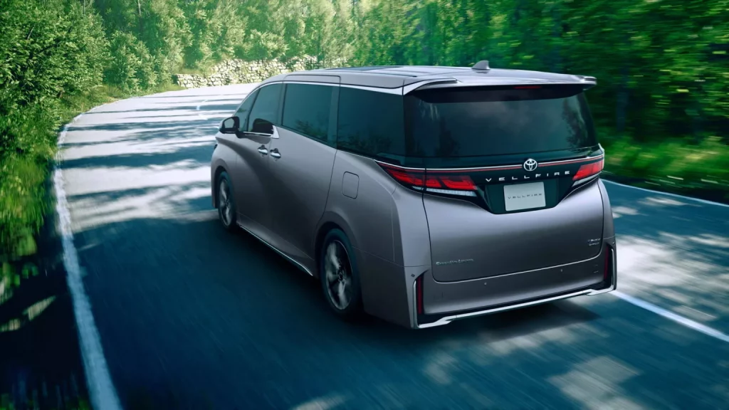 2024 Toyota Alphard. Imagen movimiento.