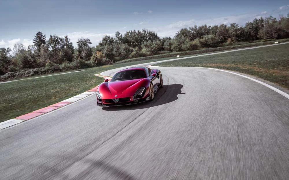  Alfa Romeo 33 Stradale en Balocco y con Valtteri Bottas al volante.