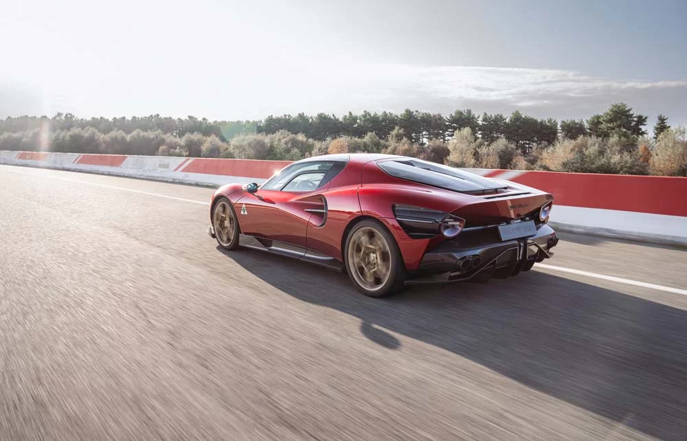  Alfa Romeo 33 Stradale en Balocco y con Valtteri Bottas al volante.