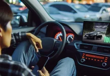 La forma de desbloquear Android Auto para convertir la pantalla de tu coche en un cine