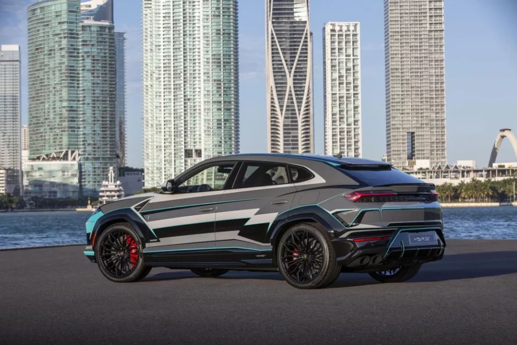 LAMBORGHINI URUS MIAMI 12 Motor16