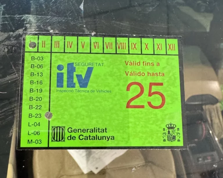 La multa de 200 euros que te puede sorprender si te confías de la pegatina de la ITV que llevas en el coche