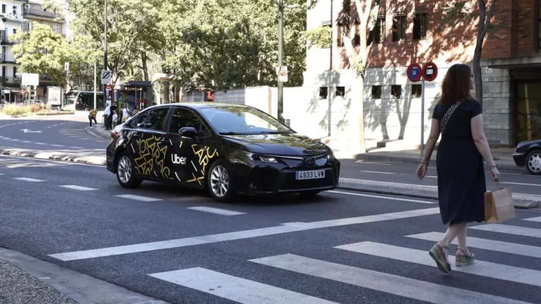 De trabajar con Raffaella Carrà y Bárbara Rey a conducir un Uber por las calles de Madrid