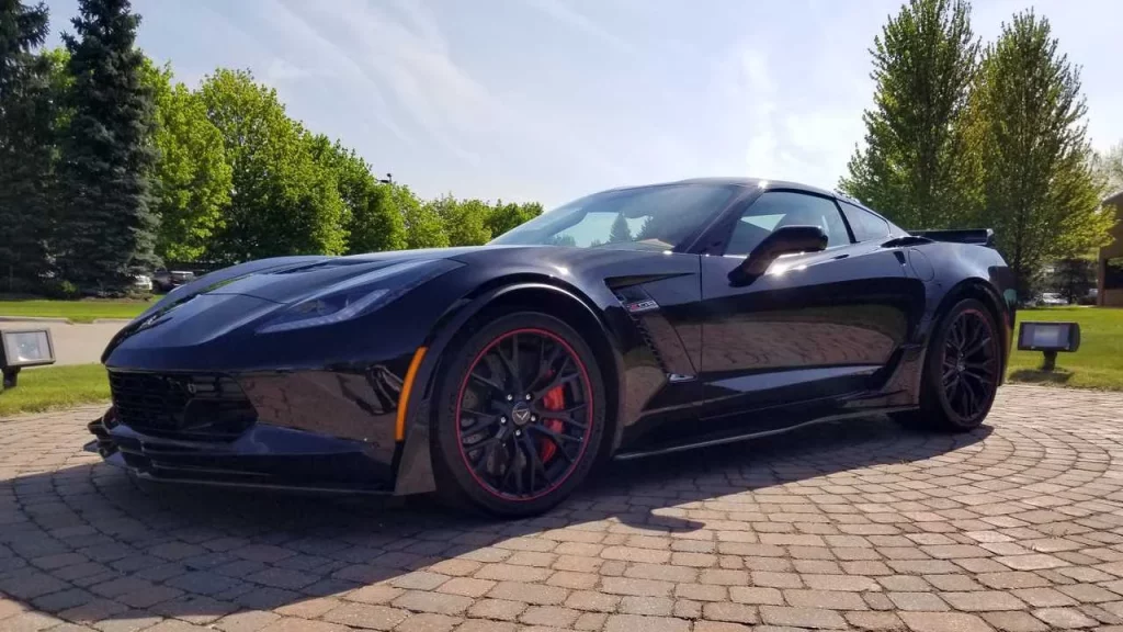 El Corvette, a la altura de un Huracán Sterrato y el Porsche 911 Dakar