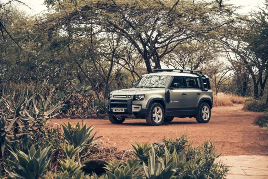 defender tusk africa vida salvaje1 Motor16