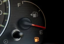 El significado real de las letras ‘E’ y ‘F’ que tiene el indicador de gasolina de tu coche