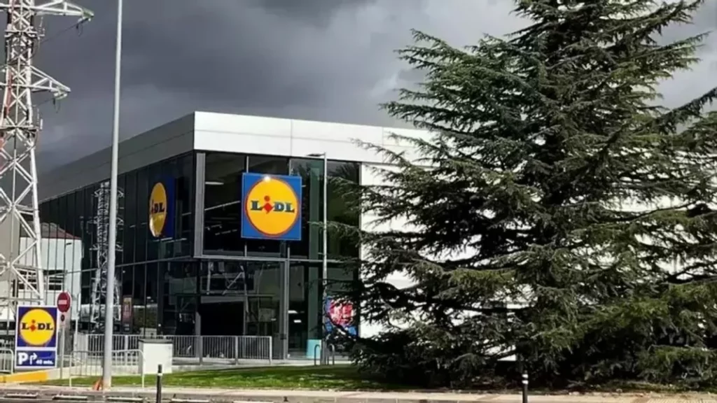 El parking del LIDL que nada tiene que envidiar a Goodwood