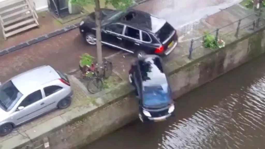 Así fue como el Porsche Cayenne empujó al Smart a un canal de Ámsterdam 