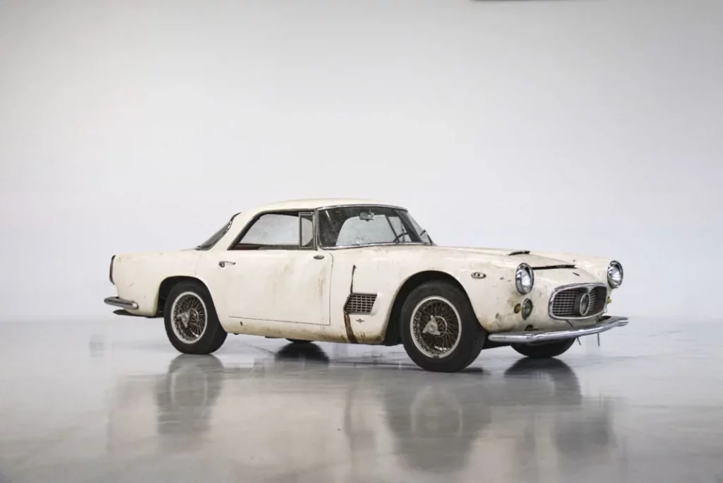 1961 Maserati 3500GT 4 Barnfind Interior 04 Motor16