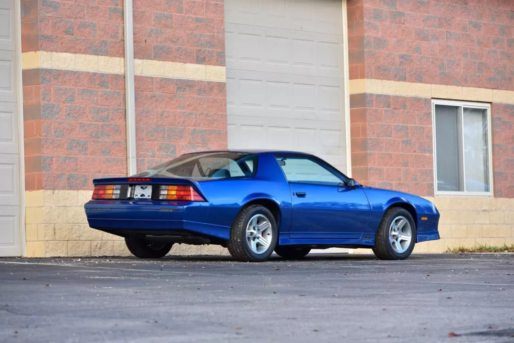 1990 Chevrolet Camaro IROC-Z. Mecum. Imagen trasera.